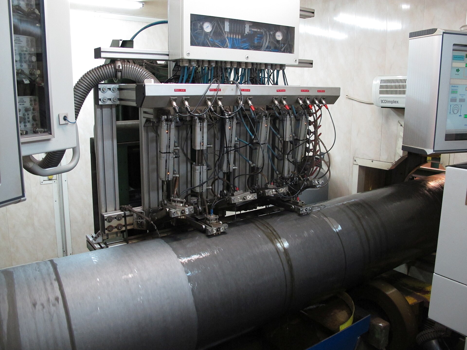 Automated ultrasonic testing of a pipe weld
